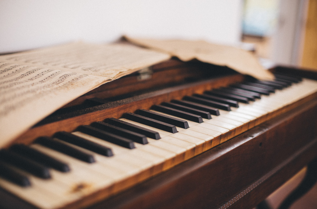 Hymns That Inspire a Closer Walk with Christ