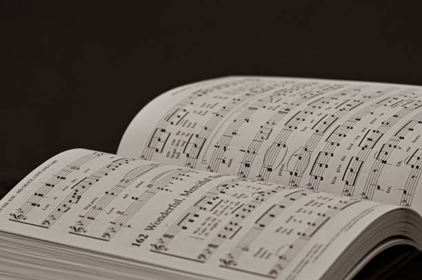 Modern Worship vs. Traditional Hymns